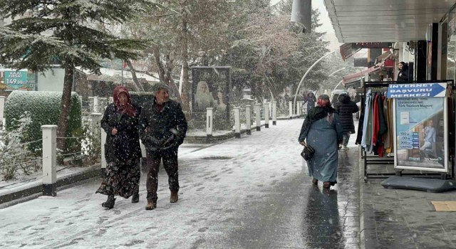 Niğdede kar yağışı etkili oluyor