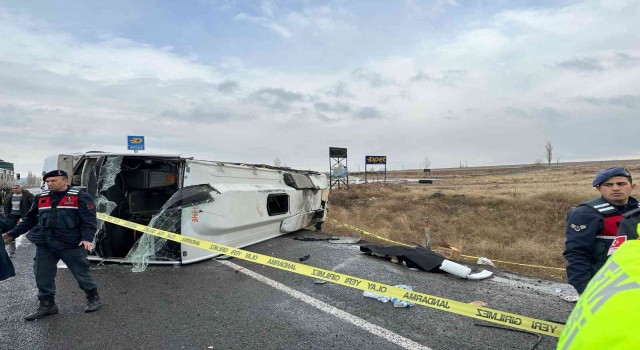 Niğdede midibüs devrildi: 1 ölü, 27 yaralı