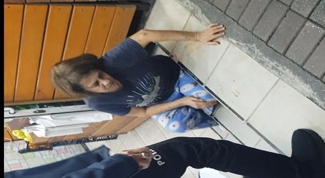 Oğlu tarafından yaralanan annenin markete sığındığı ve polisin müdahale ettiği anların görüntüsü ortaya çıktı