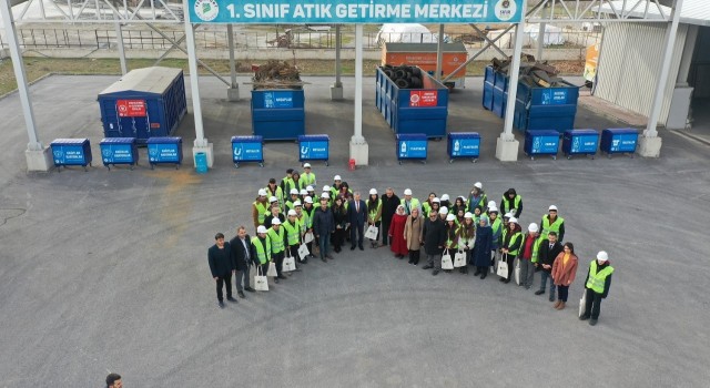 Öğrenciler, Ambalaj Atıkları Toplama Ayırma Merkezini inceledi