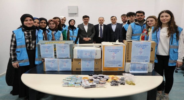 Öğrenciler ihtiyaç fazlası ambalajı açılmamış kahvaltılıkları ihtiyaç sahiplerine ulaştırıyor