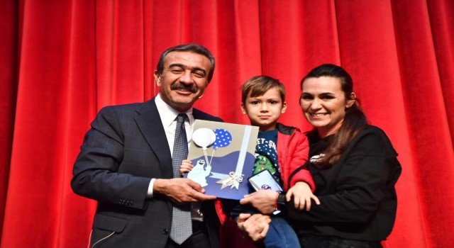 Öğrenciler karnelerini alıp Başkan Çetine getirdi