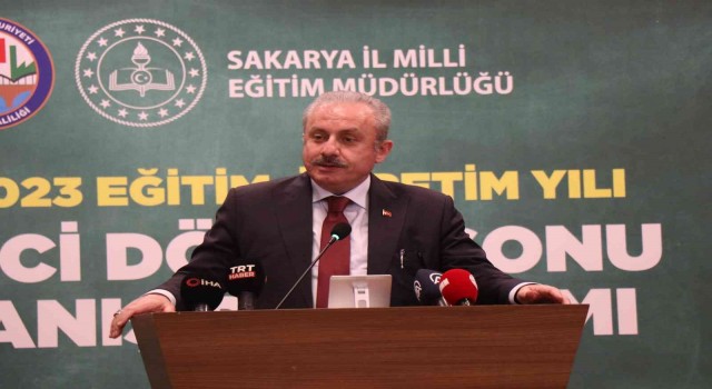 Öğrenciler karnelerini Mustafa Şentopun elinden aldı