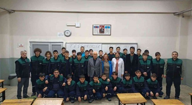 Öğrencilere iş kıyafeti ve ayakkabı hediye edildi