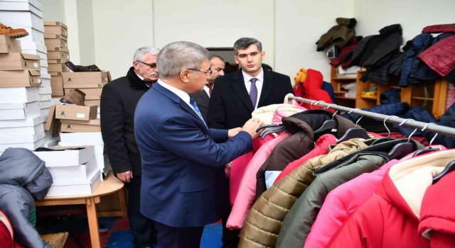 Öğrencilere mont ve bot hediye edildi