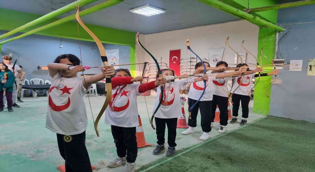 Okçuluk sporuna ilgi arttı, gençler hedeflerini 12den vuruyor