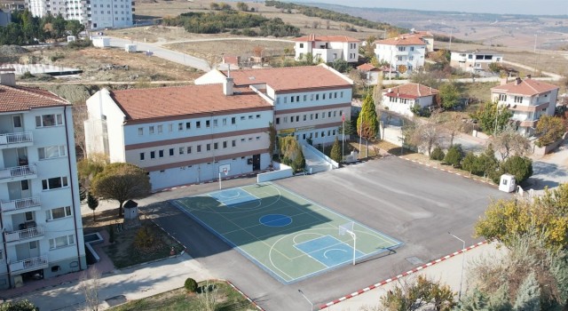 Okul bahçelerinde asfaltlama çalışmaları devam ediyor