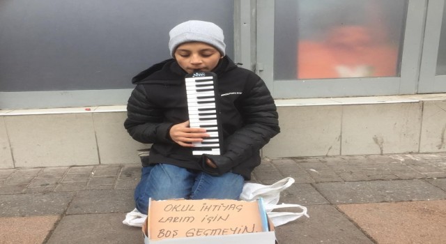 Okul masraflarını karşılayabilmek için sokaklarda melodika çalıyor