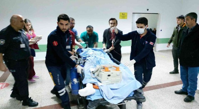 Okul yolunda motosikleti devrilen lise öğrencisi başka aracın çarpması sonucu ağır yaralandı