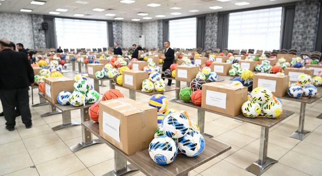 Okullara 1.5 milyon TLlik spor malzemesi yardımı