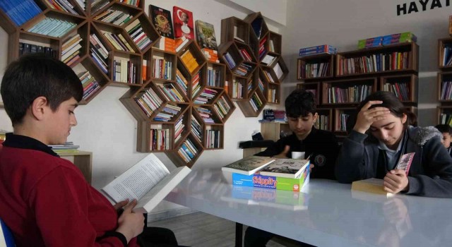 Okullarda kurulan kütüphaneler sayesinde öğrenciler hem okuyor hem eğleniyor