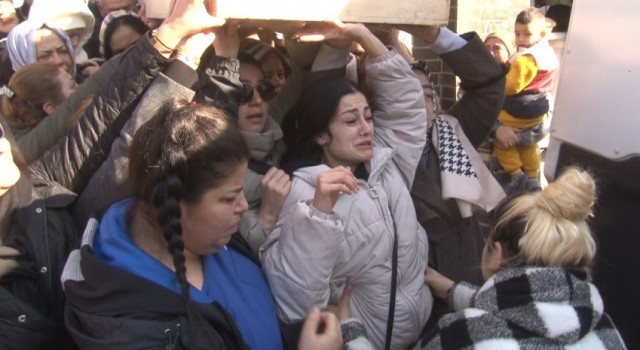 Öldürülen annesinin tabutunu omuzladı: Çok ağır, taşıyamıyorum
