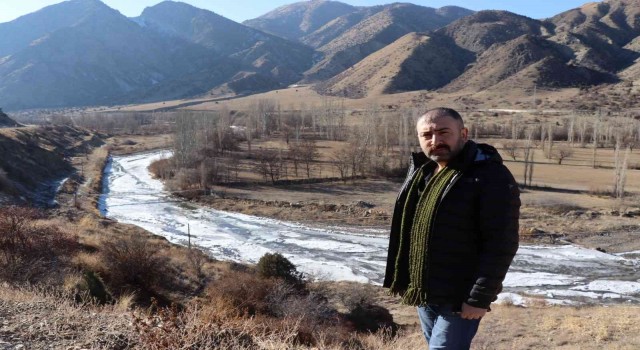 Oltu Çayı buz tuttu