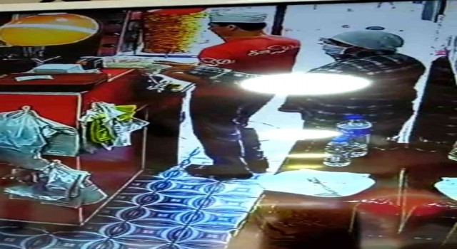 Önce çekmecedeki telefonu çaldı, ardından döner siparişi verdi