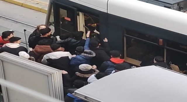 Onlarca öğrenci tramvaya saklanan şahsa böyle saldırdı
