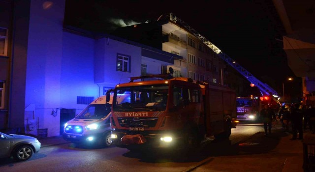 Orduda 5 katlı binanın çatı katında yangın: 2 binanın çatısı hasar gördü