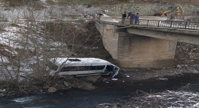Orduda öğrenci servisi köprüden uçtu: 4 öğrenci yaralı