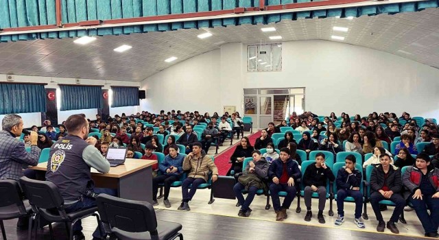 Ortaokul öğrencilerine siber zorbalıkla mücadele anlatıldı