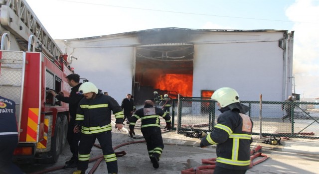 OSBde çıkan yangına 17 itfaiye aracı ile 65 itfaiye personeli müdahale etti