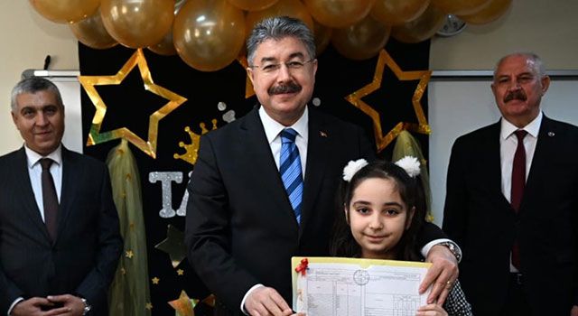 Osmaniye Valisi Erdinç Yılmaz, öğrencilerin karne sevincini paylaştı