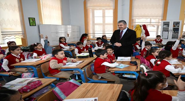 Osmaniye Valisi Yılmaz, okuluna davet eden öğrencileri ziyaret etti