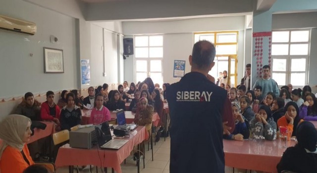 Osmaniyede polisten siber zorbalık ve teknoloji bağımlılığı eğitimi