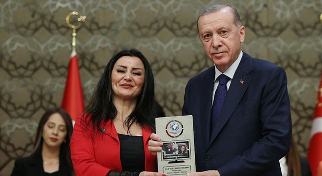 Osmaniye’nin Radyosu’na ödülü Cumhurbaşkanı Erdoğan takdim etti