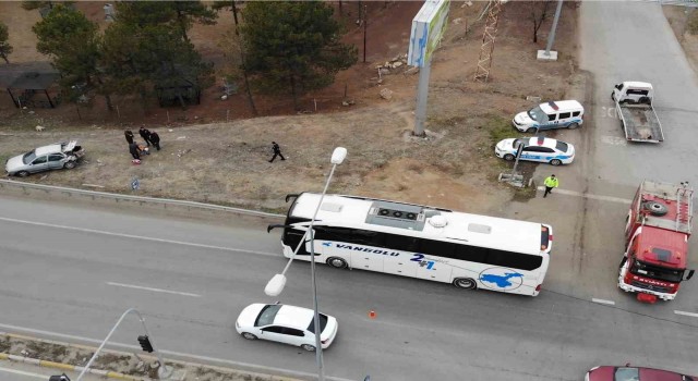 Otobüsün çarptığı otomobil hurdaya döndü: 3 yaralı