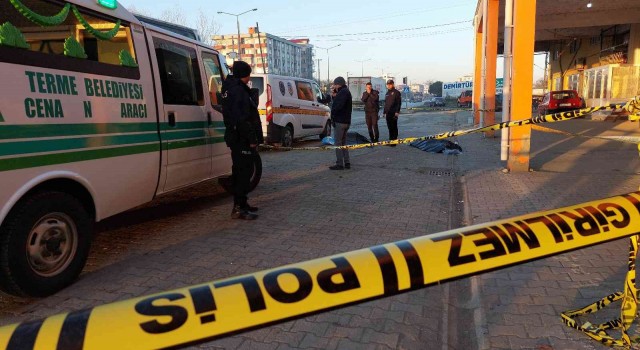 Otomobil, araçları arıza yaptığı için duran yayalara çarptı: 2 ölü