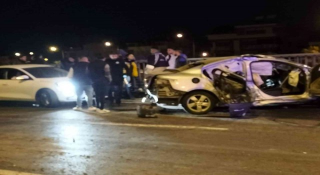 Otomobil bariyere çarptı: 1i ağır 3 yaralı
