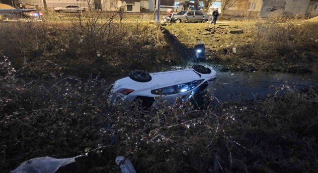 Otomobil dere yatağına uçtu: 2 yaralı