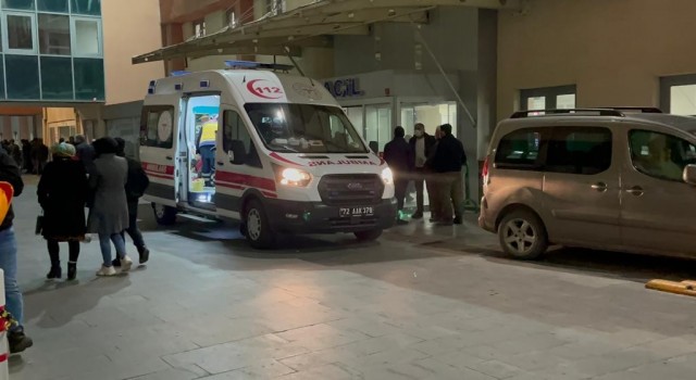 Otomobil karşıya geçmek isteyen gence çarpıp kaçtı