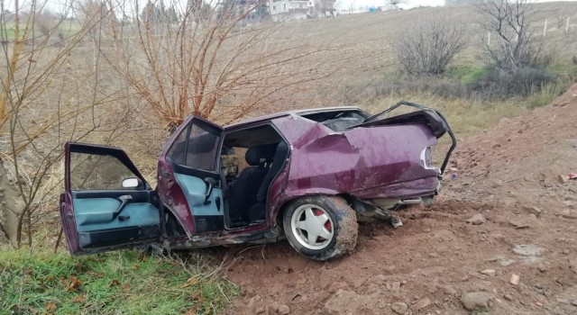 Otomobil yol kenarında duran araca çarptı: 2 yaralı