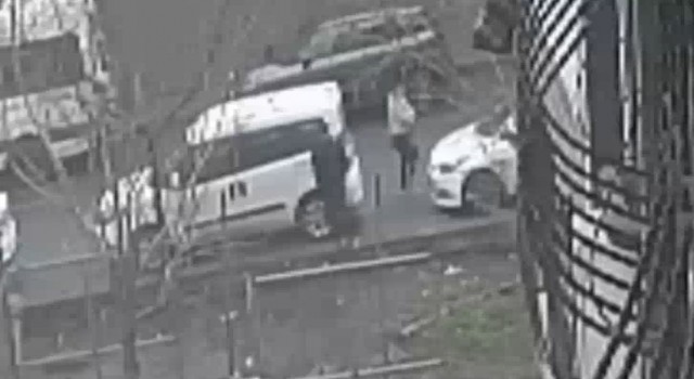 Otomobilden laptop çalan hırsızlar kamerada