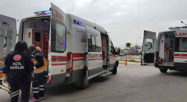Otomobilin çarptığı anne ve kızı yaralandı