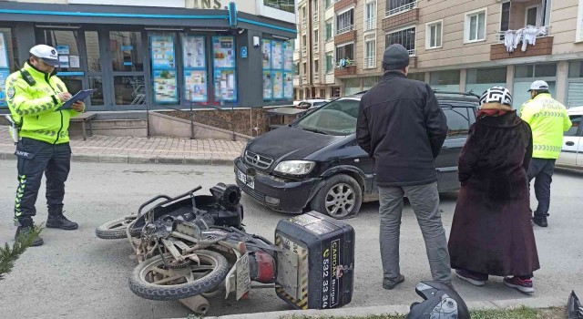 Otomobilin çarptığı kurye yaralandı