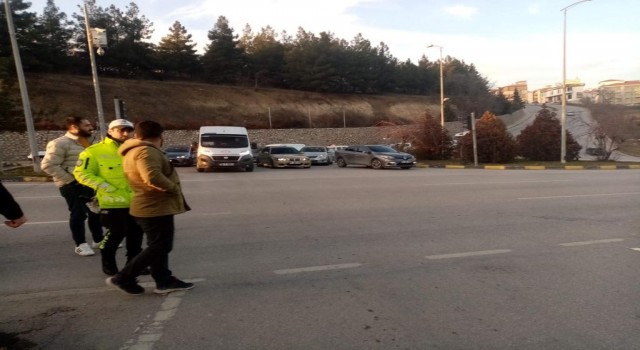 Otomobilin çarptığı yaya yaralandı