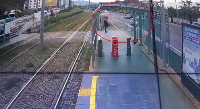 Otomobilin tramvay istasyonuna çarpma anı kamerada