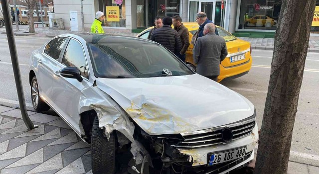 Otomobille ticari taksi çarpıştı: 1i ağır 2 yaralı