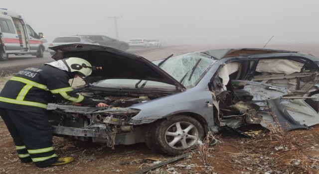 Otomobiller kafa kafaya çarpıştı: 1 ölü, 4 yaralı