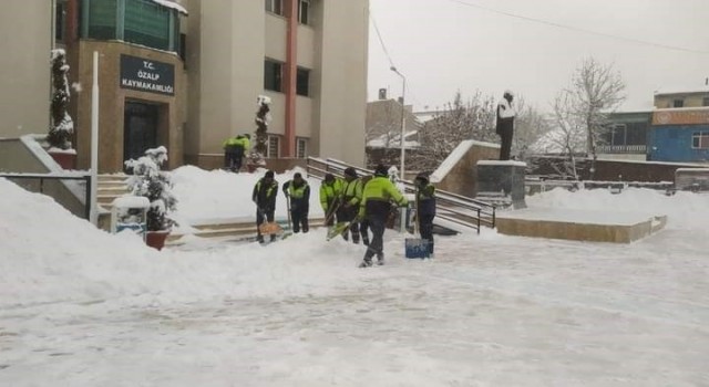 Özalp ilçesinde yol açma çalışması devam ediyor