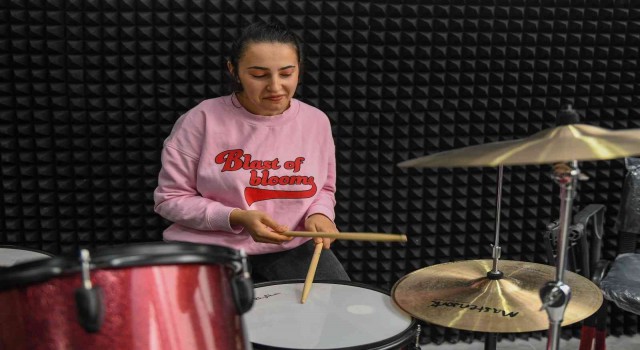 Özel bireyler, müzik kursunda kendilerini geliştiriyor