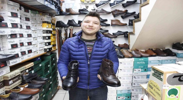 (ÖZEL) Kışlık ayakkabılar esnafın elinde kaldı