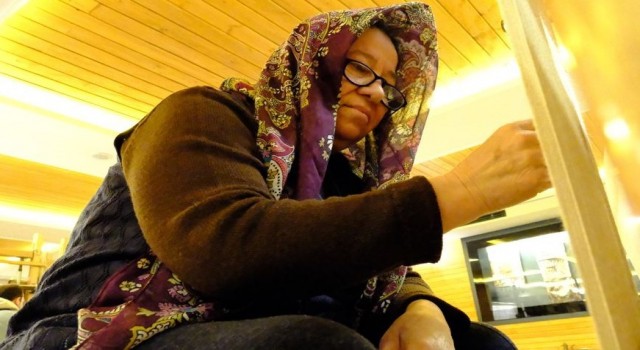(ÖZEL) Nenelerinden kalan tekniklerle kilim dokuyorlar