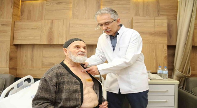Eskişehir'de Tıkalı 3 kalp damarı 8 santimlik kesiyle değiştirildi