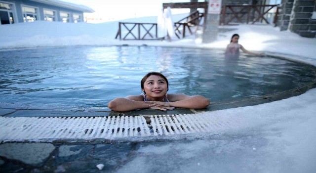 Uludağa gelen turistler dondurucu soğukta sıcak havuzun keyfini çıkartıyor