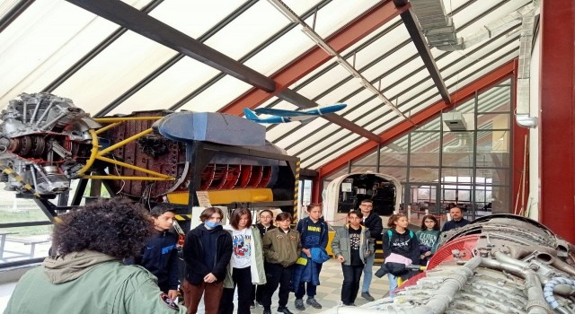 Özel yetenekli üniversiteli çocuklar meslek tanıtım gezisinde