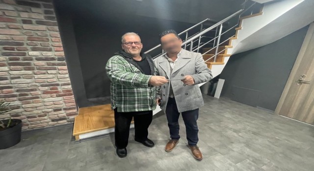 (Özel) Yolda bulduğu 750 bin liralık çeki sahibine teslim etti