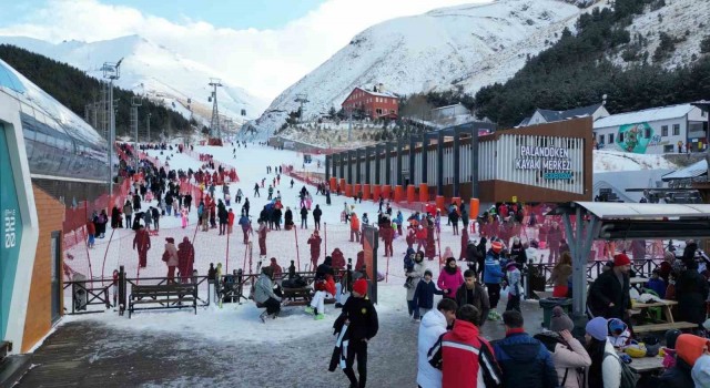 Palandöken Kayak Merkezi tatilcilerin akınına uğruyor