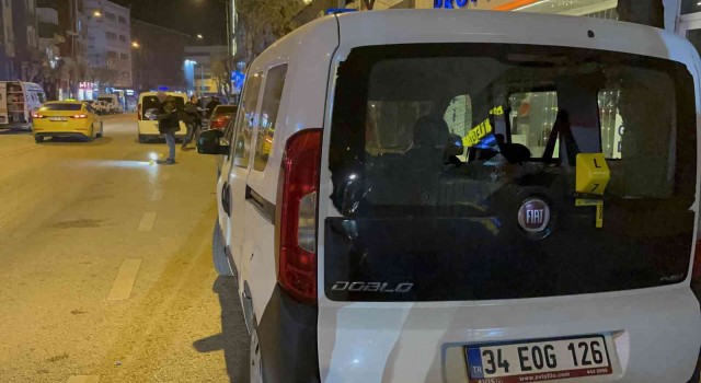 Park halindeki 3 araç maganda kurşununa hedef oldu